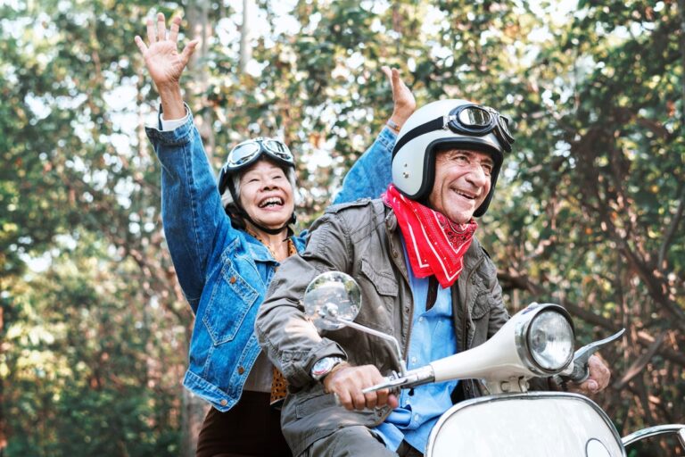 Retirees on a moped T9Mpuav