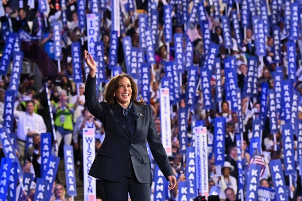 kamala harris arrives at dnc