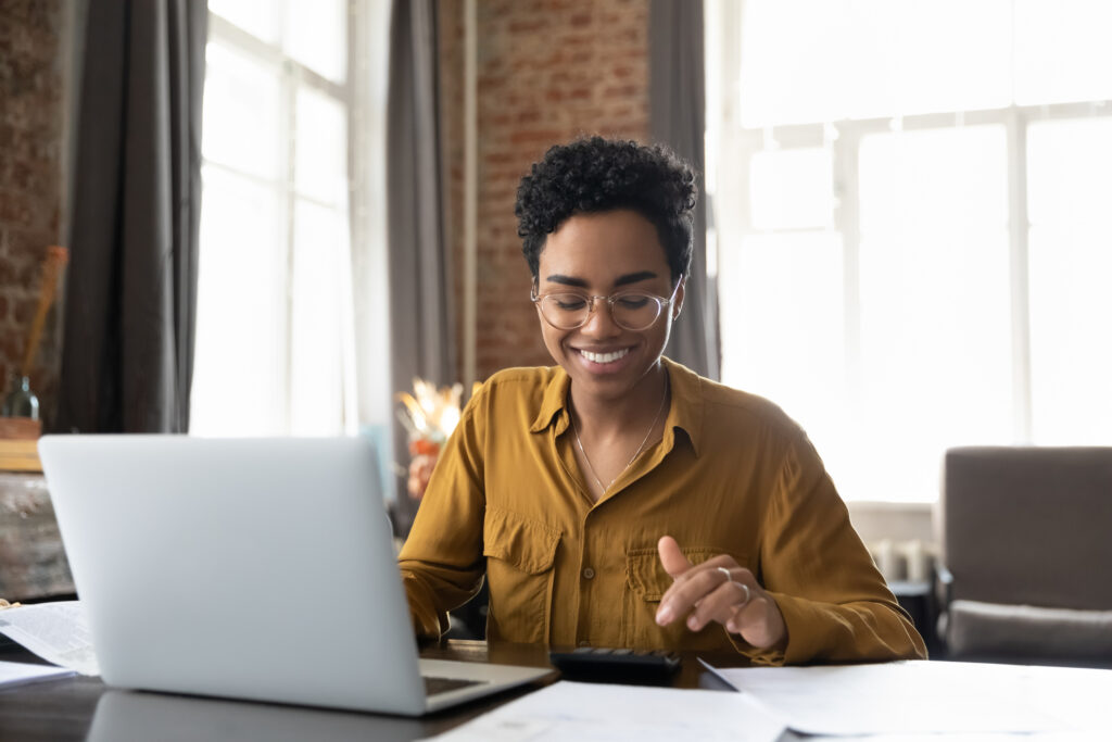 investor smiling computer